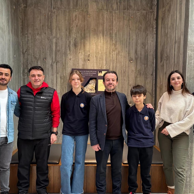 Çanakkale'de bir öğrenci bulduğu 1000 yıllık sikkeyi Troya Müzesi'ne teslim...