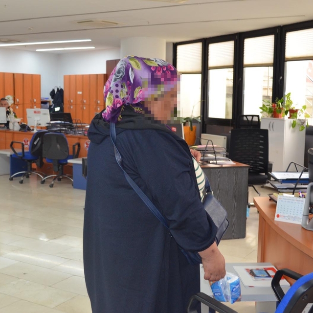 Cami önünde dilenirken yakalandı: 2 saatte bin 554 lira toplamış