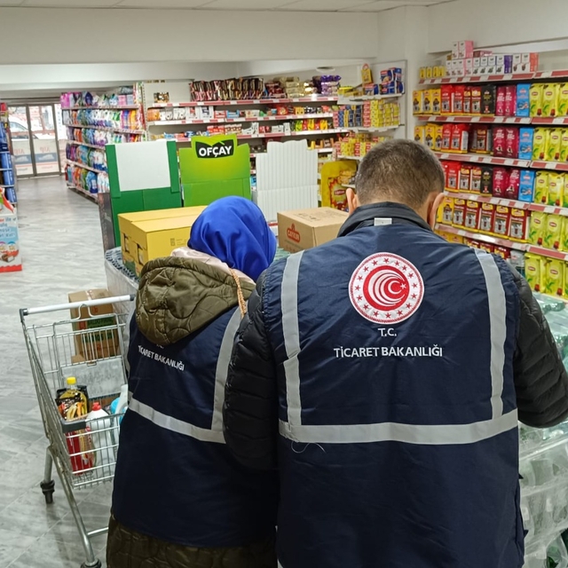Afyonkarahisar'da Ticaret İl Müdürlüğü ekiplerinden fiyat ve etiket denetim...