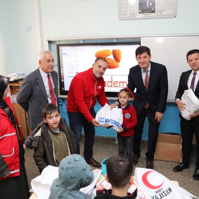 Türk Kızılay Artuklu Şubesi'nden ihtiyaç sahibi 300 öğrenciye kıyafet yardı...