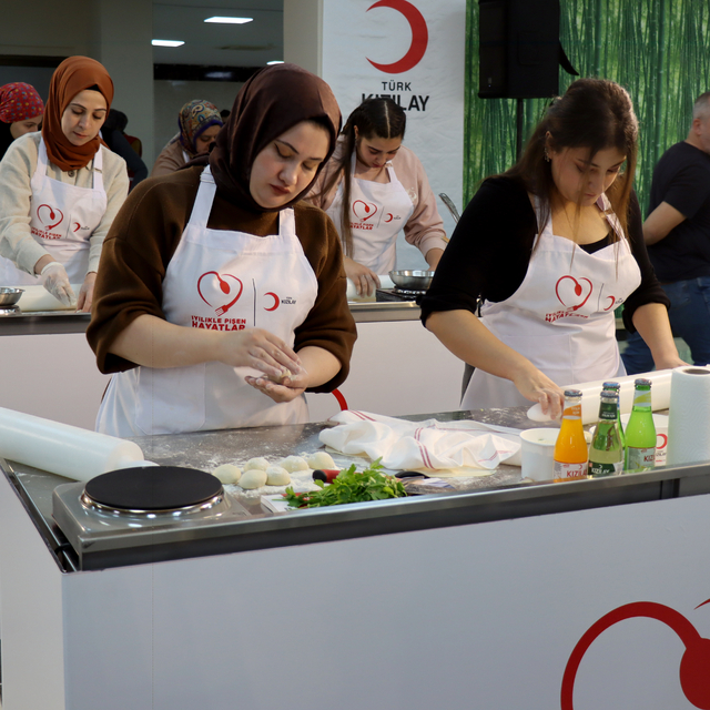 Türk Kızılay Hatay'daki depremzede kadınlar için aşçılık atölyesi düzenledi...