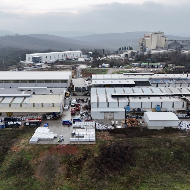 Sakarya'da yalıtım fabrikasında çıkan yangında 2 işçi yaralandı