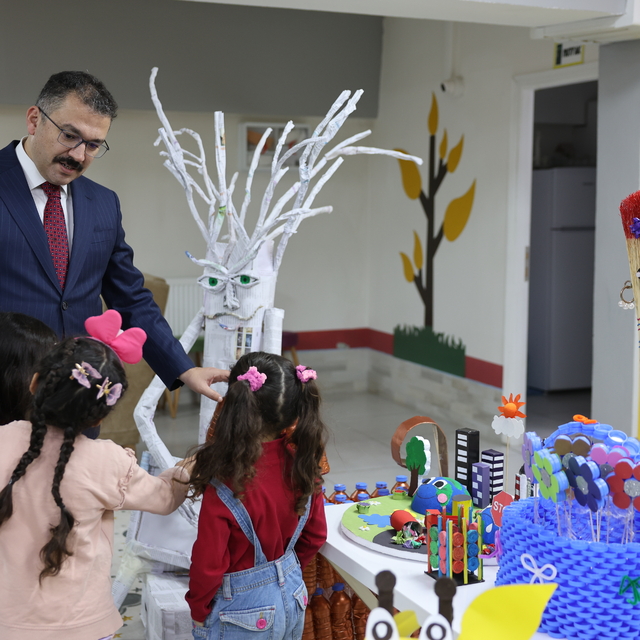 Iğdırlı çocuklar geri dönüşümü "Çöp Adam" projesiyle öğreniyor