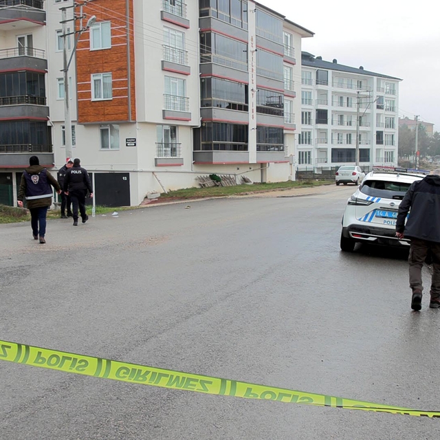 Ev sahibi, tabancayla kovalayıp kiracısını vurdu