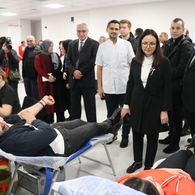Yalova Valisi Kaya, kan bağışı kampanyasına destek verdi