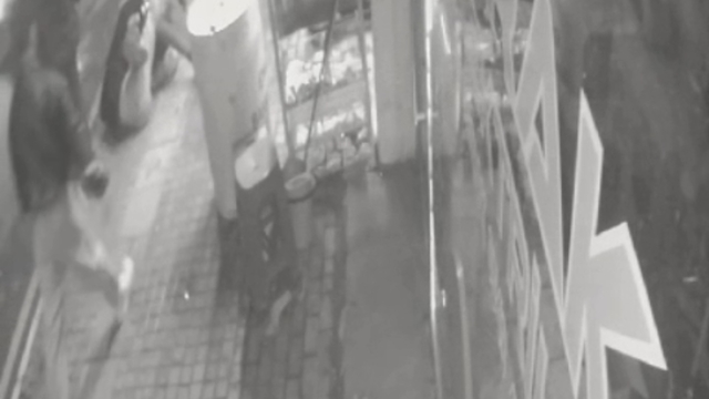 Telefon tamircisi ile müşterilerinin kavgası güvenlik kamerasında
