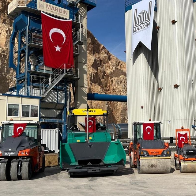 Mardin Büyükşehir Belediyesiden asfalt çalışmaları için 4 yeni araç