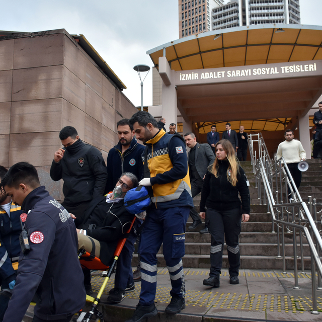 İzmir Adliyesi'nde deprem tatbikatı yapıldı