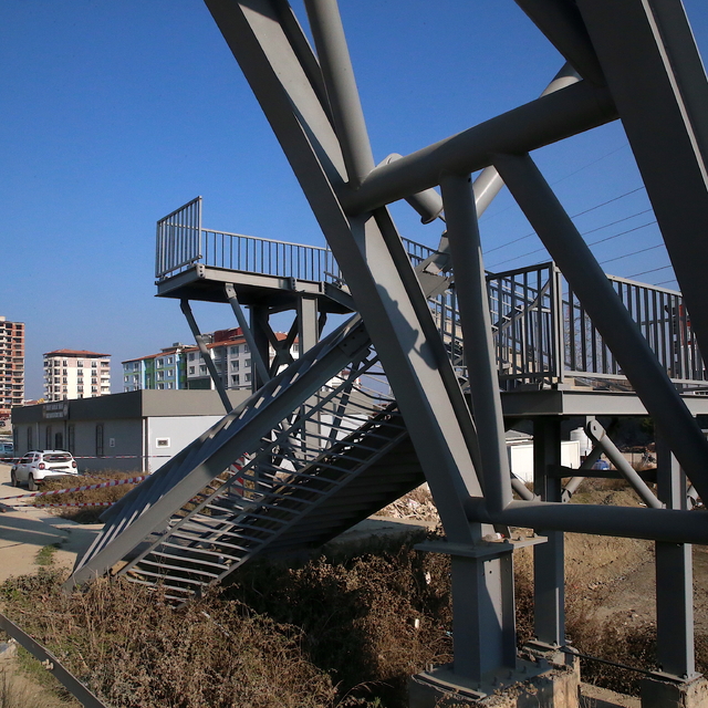 Hatay'da tırın dorsesindeki vinç üst geçide çarptı