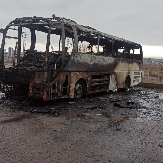 Kahramankazan'da servis aracı yandı