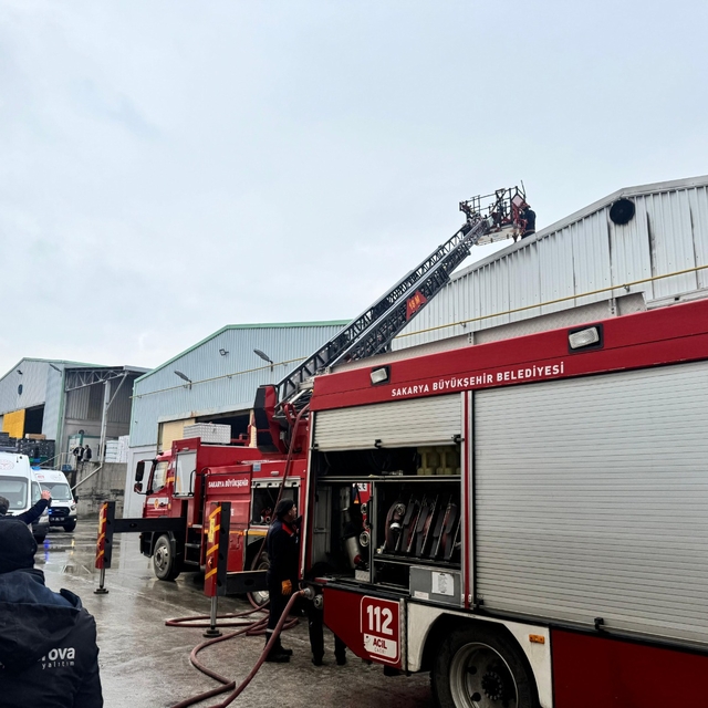 Sakarya'da fabrika yangını; 2 işçi ağır yaralı