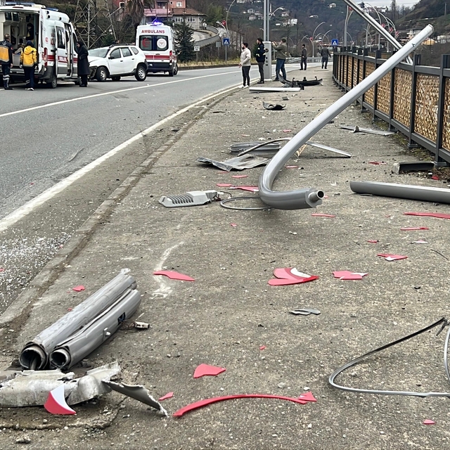 Rize'de aydınlatma direğine çarpan cipin sürücüsü yaralandı