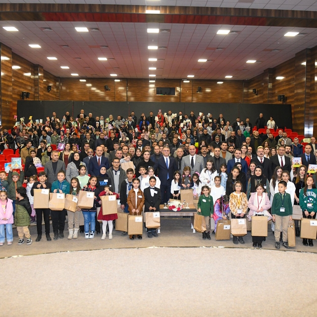 Van'da kitap okuma yarışmasında dereceye giren öğrenciler ödüllendirildi