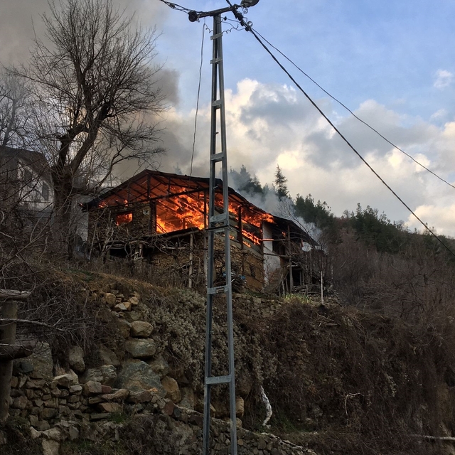 Adana'da çıkan yangında müstakil ev kullanılmaz hale geldi