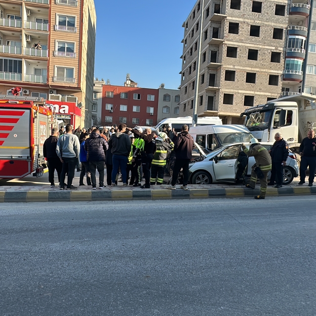 Hatay'da freni arızalanan kamyonun 5 araca çarptığı kazada 3 kişi yaralandı