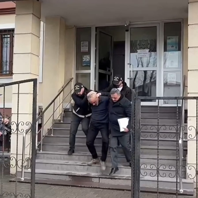 Eski polis, geçen yıl rehin aldığı sevgilisini bu kez boğazından bıçakladı...