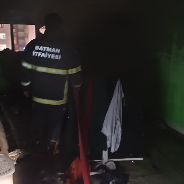 Kiraladığı evi ateşe veren kadın, kaçtı