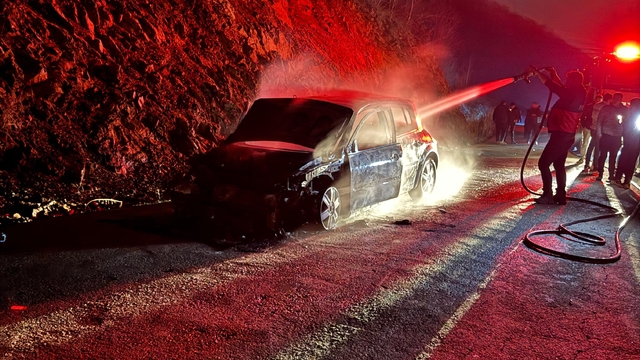 Osmaniye'de seyir halindeki otomobil alev aldı