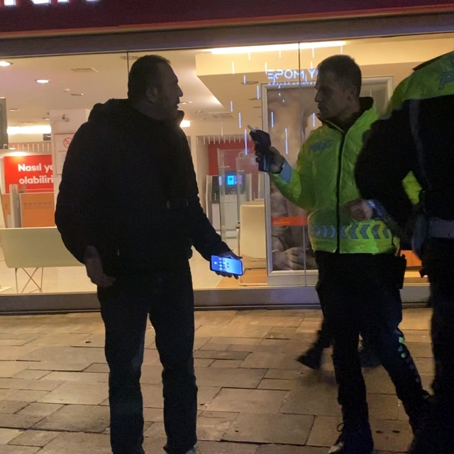 Trafik denetlemesini görünce otomobillini ATM'nin yakınında durdurdu, cezad...