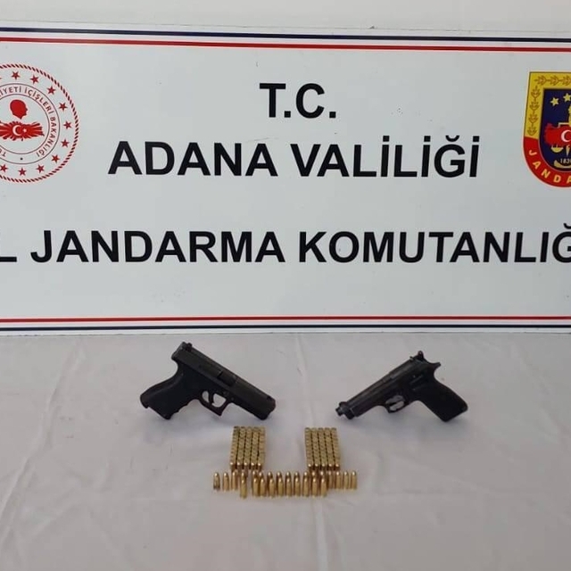 Adana'da gümrük kaçağı 70 cep telefonu ile iki ruhsatsız tabanca ele geçiri...