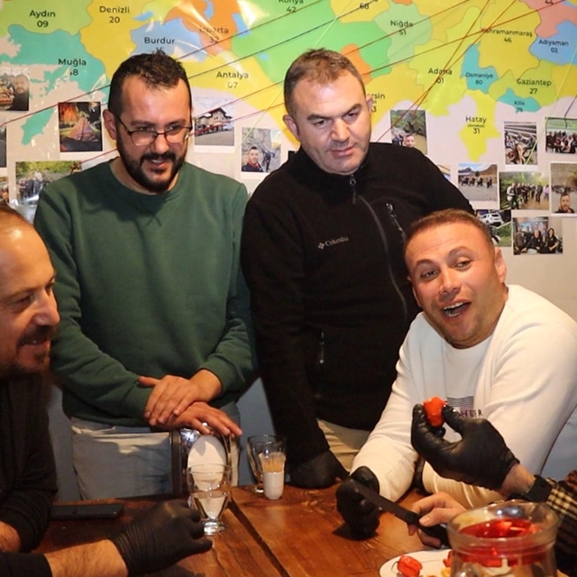 'Dünyanın en acı biberi'ni yeme yarışması; yarışmacılar zorlandı, izleyenle...