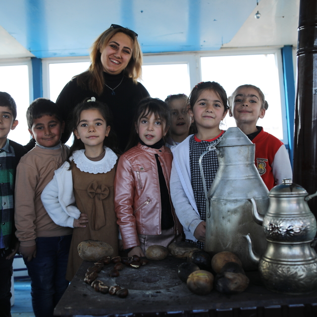 Van'da okuma ve yazmayı öğrenen minik öğrenciler teknede eğlendi