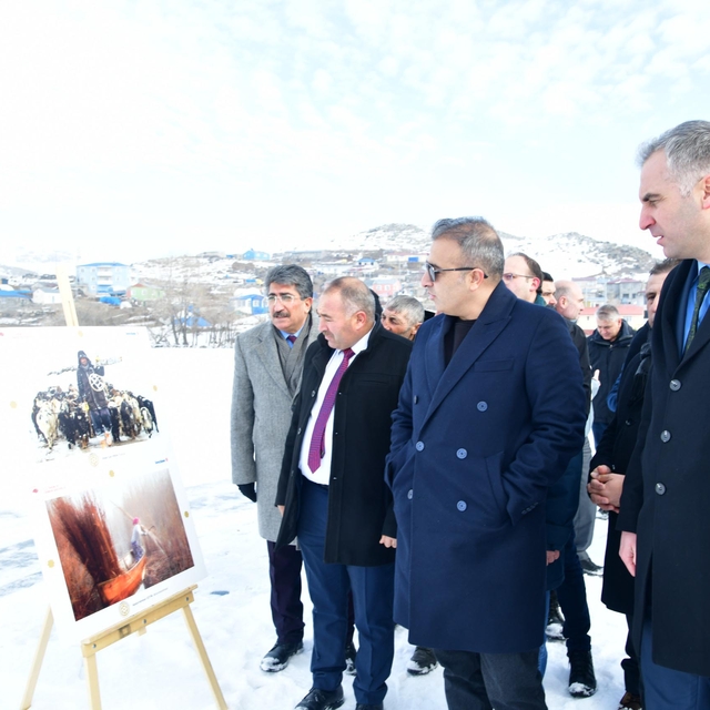 Buz tutan Çıldır Gölü üzerinde fotoğraf sergisi