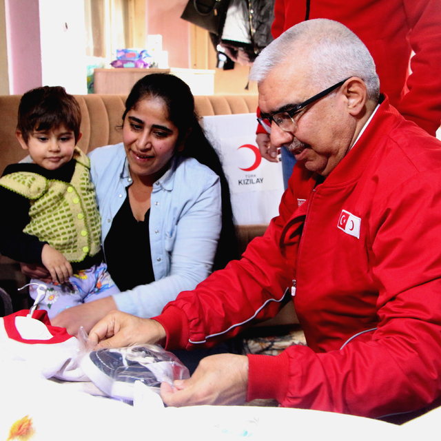 DHA'nın haberi üzerine kazada yaralanan kuryenin ailesine yardım eli uzandı