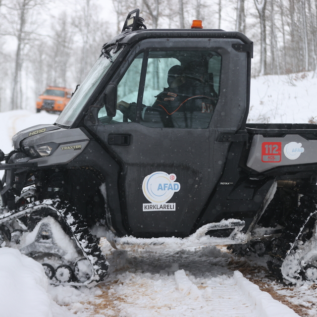 Kırklareli'nde AFAD ekipleri karlı yolları paletli araçlarla aşıyor