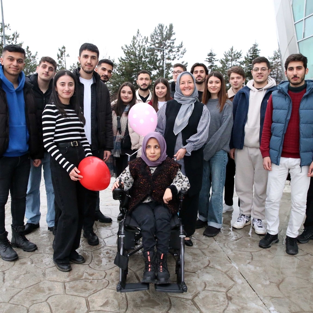 Üniversite öğrencisinin proje ödevi 2 özel bireyi akülü sandalyeye kavuştur...