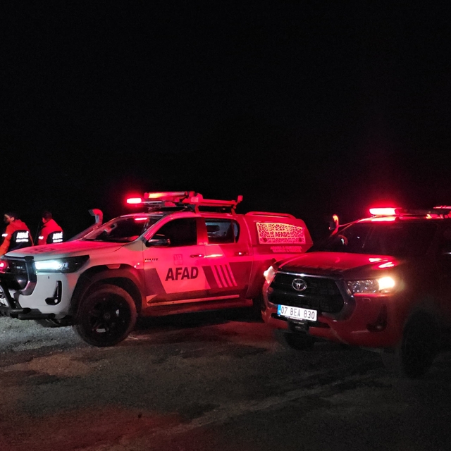 Antalya'da mantar toplarken kayalıktan düşen kişi askeri helikopterle kurta...