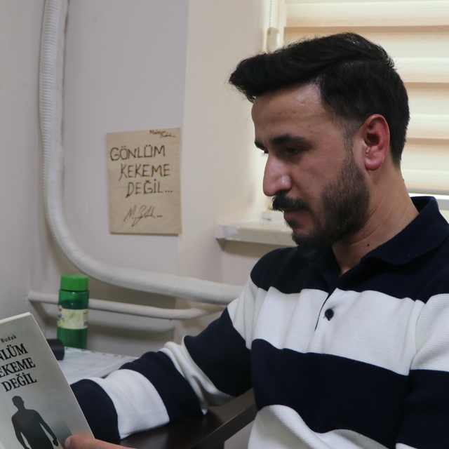 Kekemeliği yenip, kitap yazdı