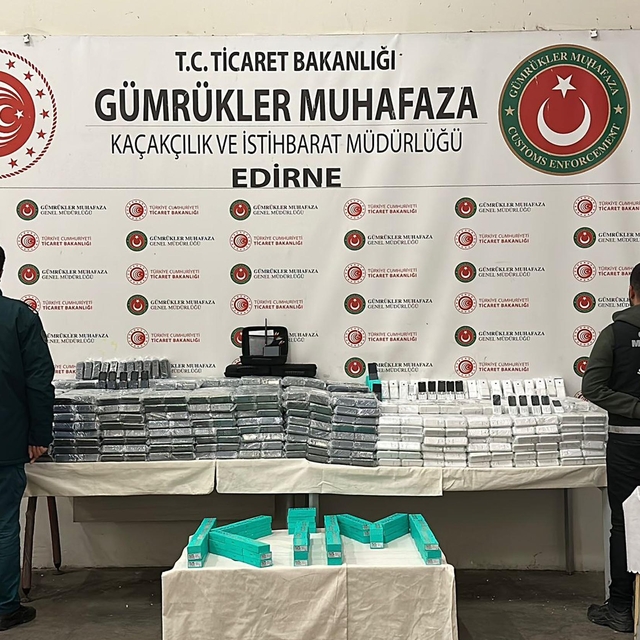 Kapıkule'de çok sayıda kaçak sigara, cep telefonu ve ilaç ele geçirildi