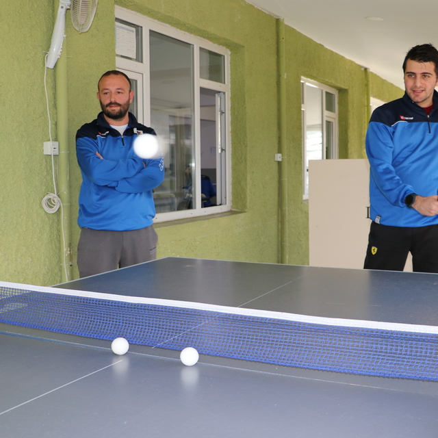 Otizmli Zeki Yusuf, ay yıldızlı formayı terletmek için raket sallıyor