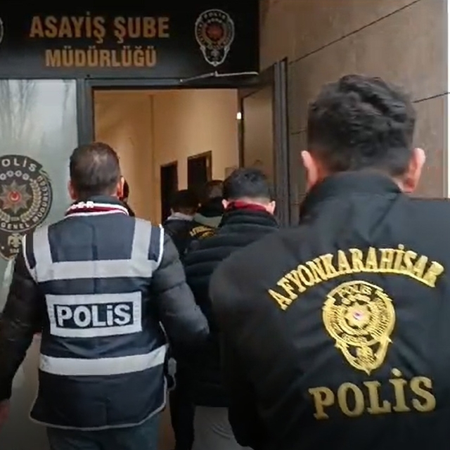 Afyonkarahisar'da otomobil hırsızlığı yaptığı iddia edilen 4 zanlı tutuklan...