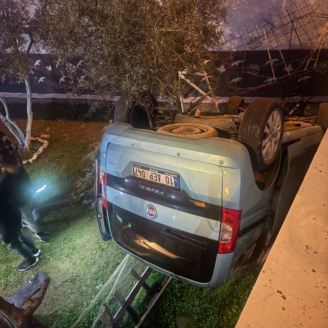 Balıkesir'de hafif ticari aracın devrilmesi sonucu 4 kişi yaralandı