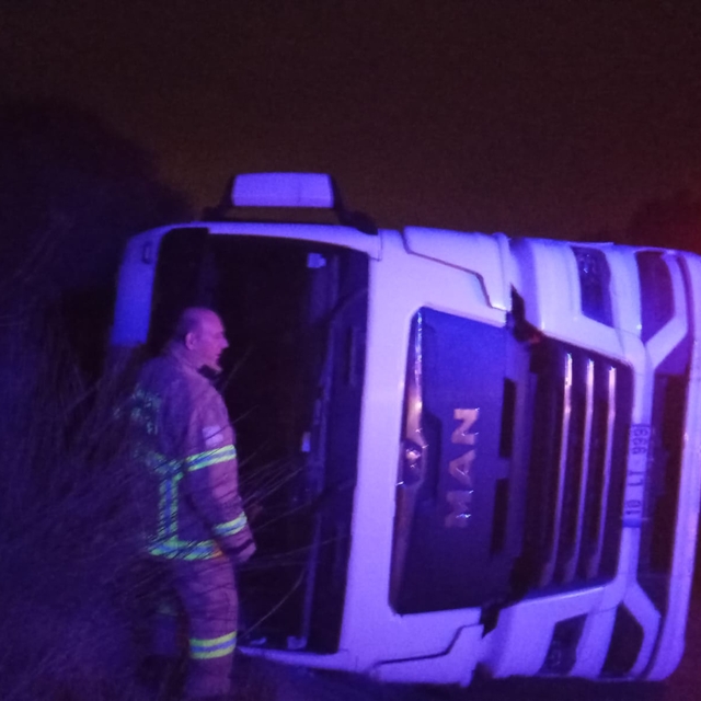 Balıkesir'de devrilen kamyonun sürücüsü yaralandı