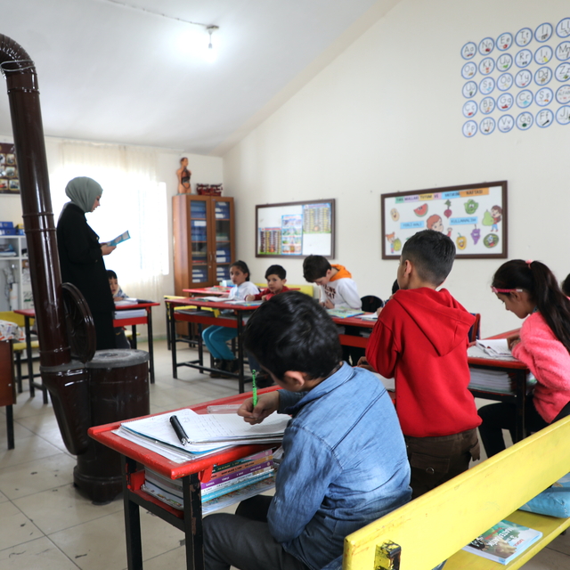 İlkokul arkadaşı kadın öğretmenler, aynı köy okulunda öğrencileri geleceğe...