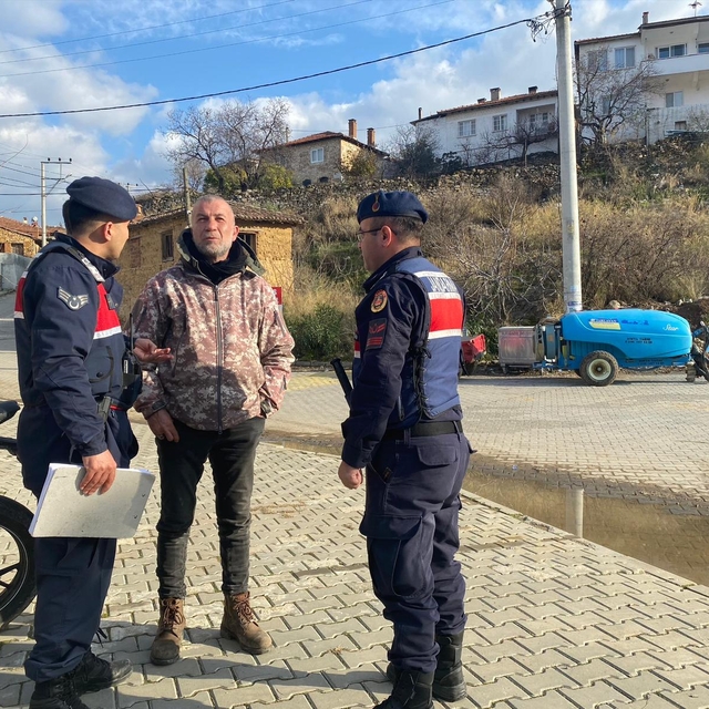 Balıkesir'de jandarma, vatandaşları dolandırıcılığa karşı uyarıyor