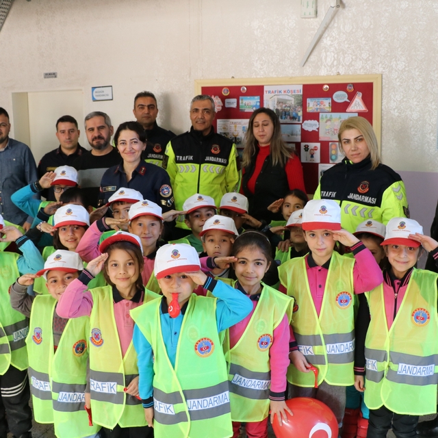 Kırşehir'de jandarma ekipleri öğrencilere trafik eğitimi verdi