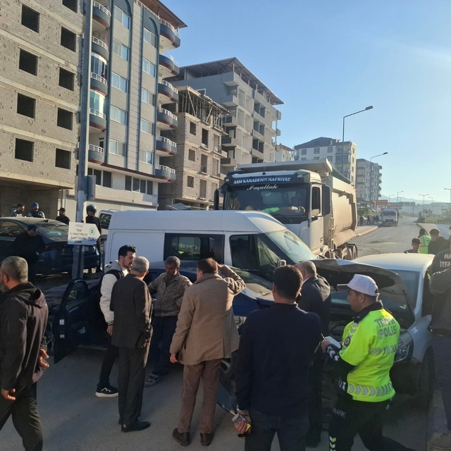 Fren sistemi arızalanan kamyon, kavşakta 5 araca çarptı; 3 yaralı