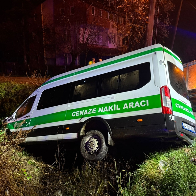 Ölen kişinin yakınlarını taşıyan minibüs su kanalına düştü; 1'i ağır, 10 ya...