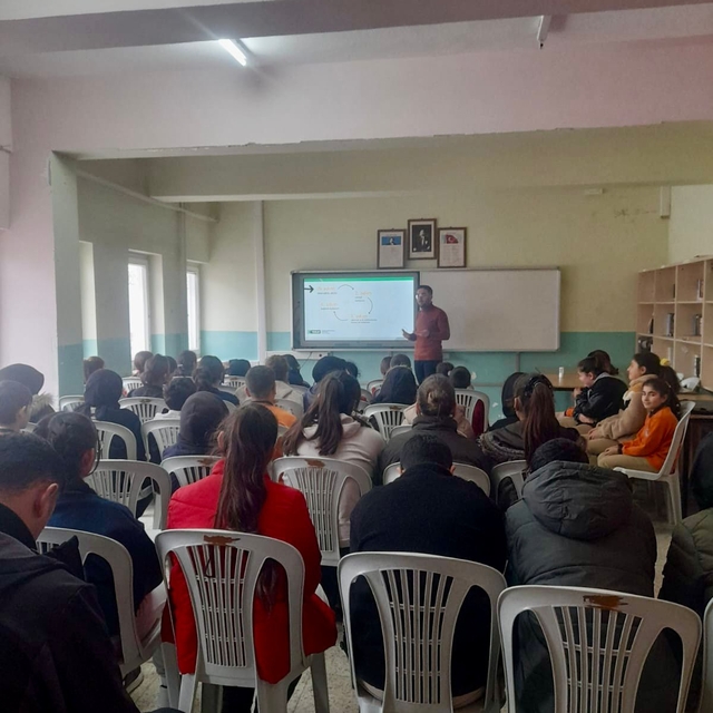 Hamamözü'nde ortaokul öğrencilerine "Teknoloji Bağımlılığı" konulu eğitim v...