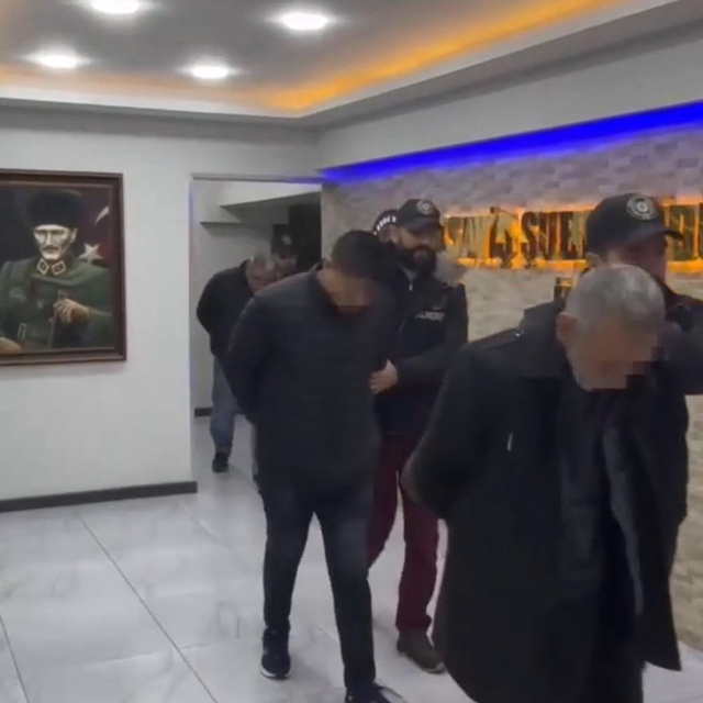 Sahte altınlarla dolandırıp, lüks otomobil almışlar