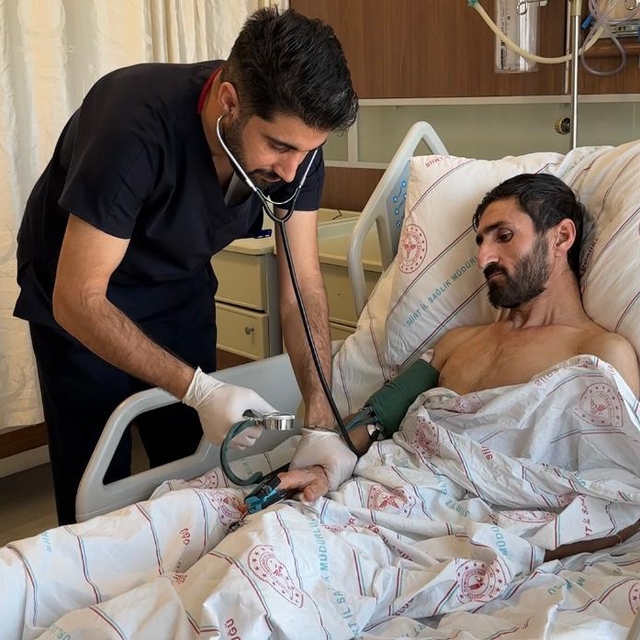 Siirt'te inşaattan düşerek iç organları ve akciğeri hasar gören kişi sağlığ...