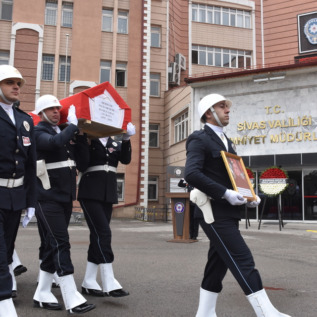 Akciğerine pıhtı atması sonucu hayatını kaybeden polis memuru için tören
