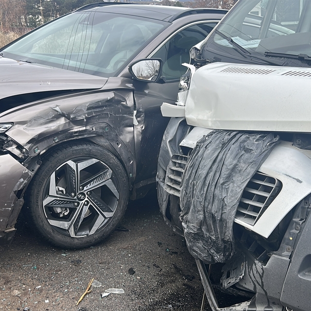 Okul servis minibüsü ile cip çarpıştı: 4 yaralı