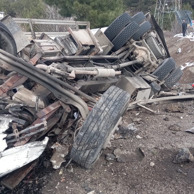 Adana devrilen kamyonun altında kalan sürücü öldü