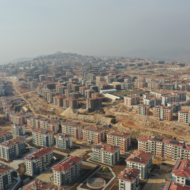 Deprem konutlarında çalışan işçiler, AA'nın "Yılın Kareleri" oylamasına kat...