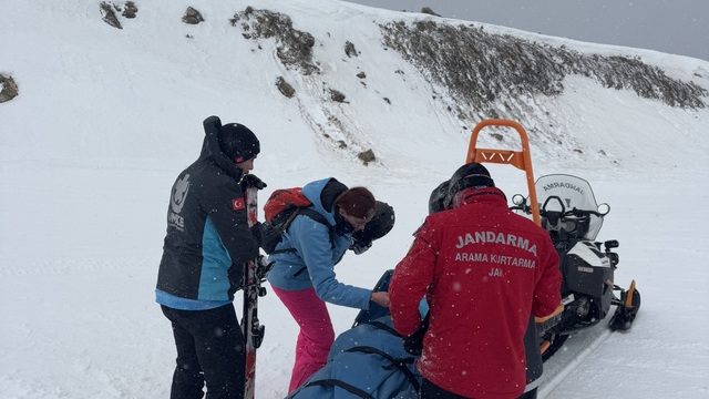 Ilgaz'da kayak yaparken düşerek yaralanan kişi hastaneye kaldırıldı